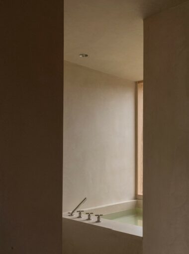 ClayLime - summer residence ballekilde DK by Mud Norm Architects photos Jonas Bjerre Poulsen Claystone custom color marais
