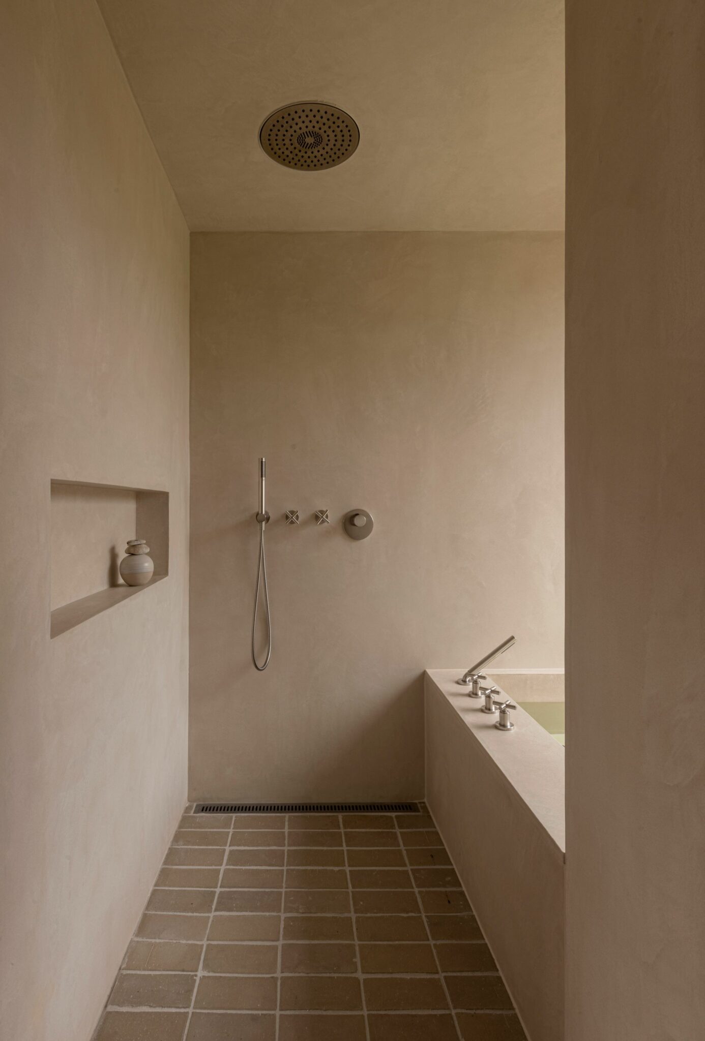 ClayLime - Norm Architects_HEATHERHILL BEACH HOUSE_by Mud Works Claystone LD 3